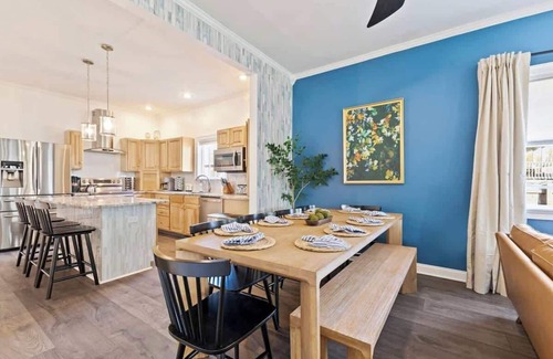 Indianapolis House | Prime Downtown Stay 4BR/3BA Walk to Stadiums Hot Tub + Game Room