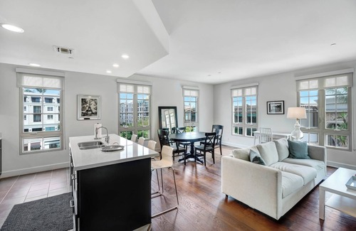 Downtown Apartment | PRIME, top floor corner 2B/2B apartment with fountain views @ the Americana!