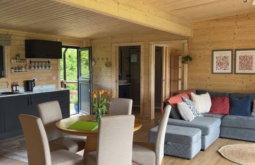 Chard Cottage | PRIMROSE, family friendly, with hot tub in Chard