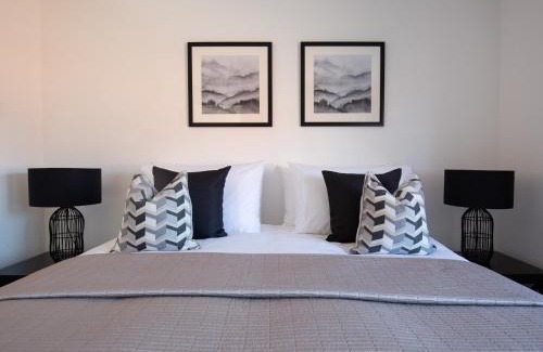 Middleton Cheney House | PRIVÉ HOUSE, Banbury, 4 Bedrooms, Parking