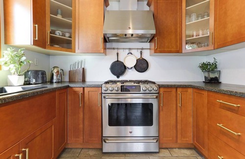 Lakelse Cabin | Privacy & absolute lakefront with Hot-Tub & Outdoor Sauna - relax & recharge!