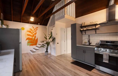 Hawthorne House | Private 2BR + Hot Tub & FirePit - Workspace, Parking & Mins to LAX, SoFi, Beach