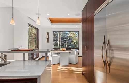 Red Mountain House | Private 4 Bedroom Estate on exclusive Red Mountain w/soaring views & Jacuzzi