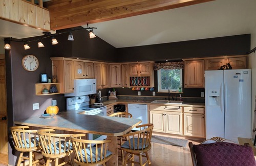 Moose Pass Ski Chalet | Private Awesome Views Centrally Located Custom Chalet. Bonus: Hot Tub