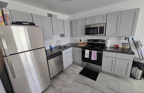 Burlington Apartment | Private Balcony-Pet Friendly -City Access -Gaming
