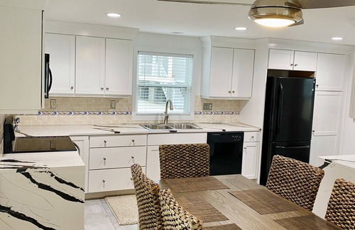 Clinton House | PRIVATE BEACH: ROYAL OCEANVIEW CASTLE @ CLINTON W/4 QUEENS 2 FULL