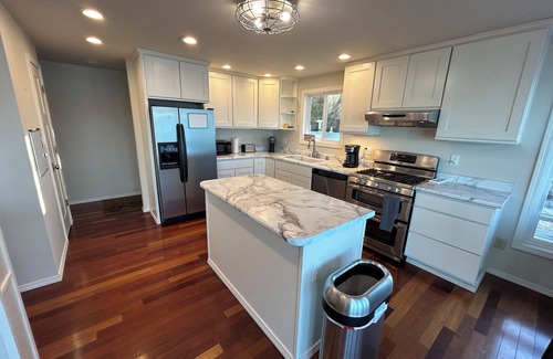 Ketchikan House | Private Beachfront 3 bedroom + loft, 5 bed, huge deck. 2 bath, WiFi, barbecue.