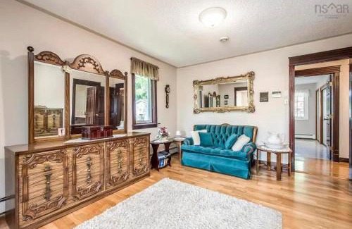 Dartmouth House | Private Bedroom and Bathroom in Dartmouth