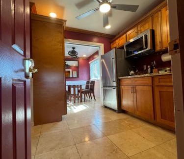 Diamond Head - Kapahulu - St. Louis House | Private Bedroom in Shared Guesthouse Waikiki Beach Area