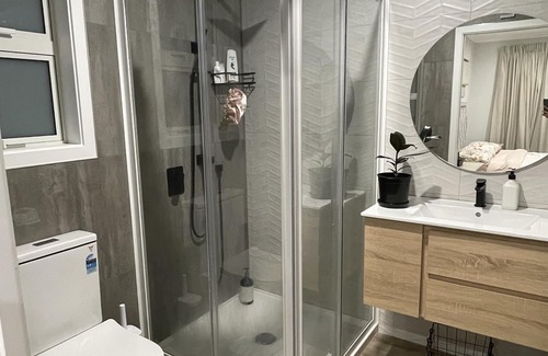 Wallaceville Bed & Breakfast | Private Ensuite with Hot Spa at Upper Hutt, Wellington