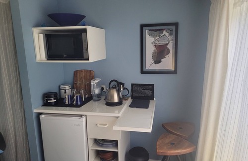 Collingwood Apartment | Private entry. En-suite bath, smart tv, fridge,microwave, toaster and coffee