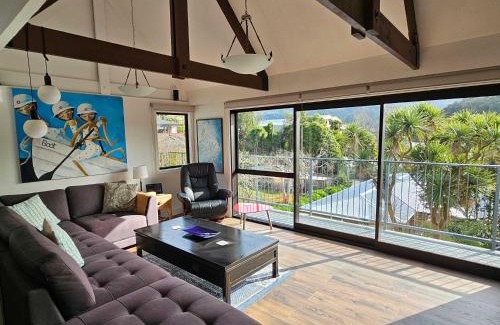 Picton House | Private Getaway for 2 Surrounded by Native Bush