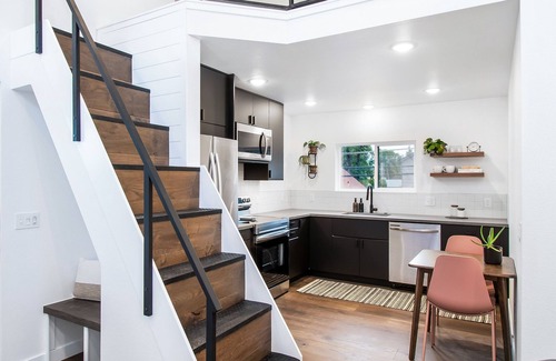 Cole Apartment | Private guest house, king bed, work-from-home friendly, fully equipped kitchen
