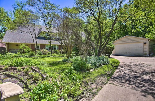 South Tulsa Cottage | Private Home w/Hot Tub & Patio Near Dtwn Tulsa