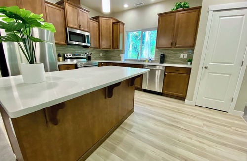 Burley House | Private Hot Tub | Brand New! Walk to beach