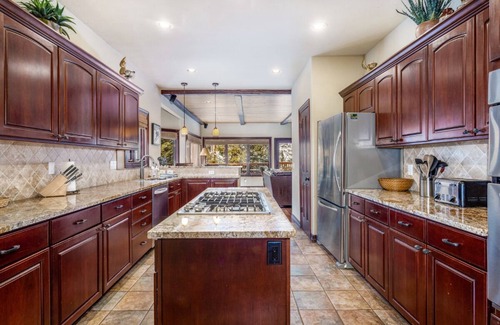 Highland Meadows House | Private Hot Tub - Luxurious & Large with 3 Living Rooms - Convenient to Free Bus