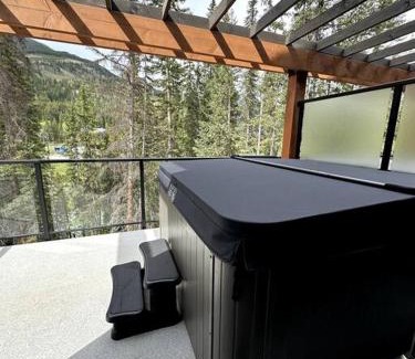 East Kootenay House | Private Hot Tub Ski In Ski Out Sleeps 9