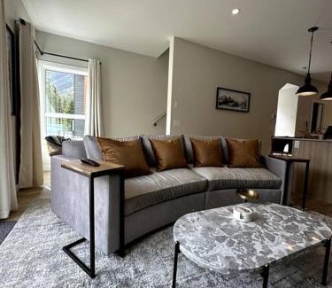 East Kootenay House | Private Hot Tub Ski In Ski Out Sleeps 9