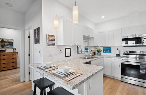 Victoria House | PRIVATE Hot Tub with Valley Views!