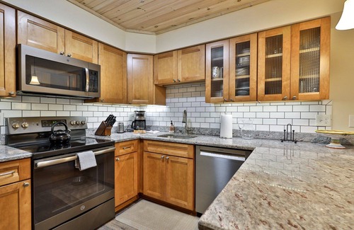 Killington House | Private Killington Home w/Indoor Hot Tub and 2 Living Rooms