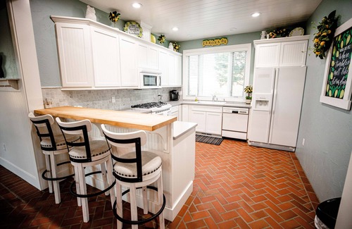 Adams House | Private luxury estate w/panoramic farmland & mountain views!