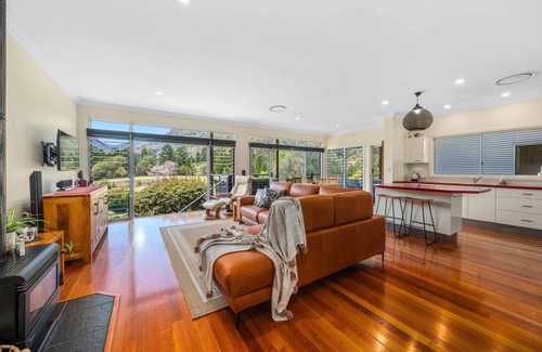 Lamington House | Private luxury home in the mountains with spa, sauna and flowing creek