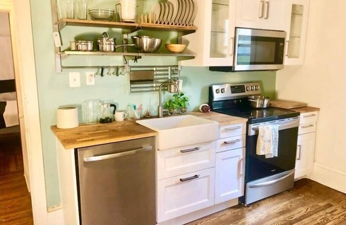 Garden Court Apartment | Private Modern 1 Bedroom - Back Patio, near UPenn