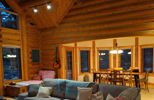 Pineridge House | Private Mountain Top Custom Log Home on 1 acre with incredible views
