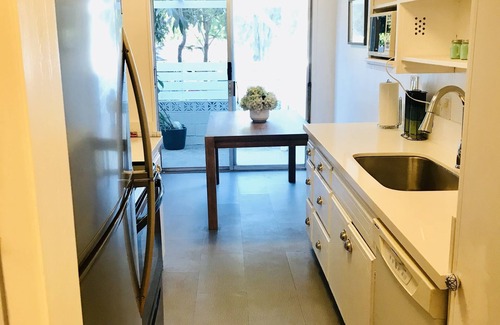 Sawtelle Apartment | Private patio w/work space entire 2bd/2ba in West LA, SMC,UCLA Santa Monica adj