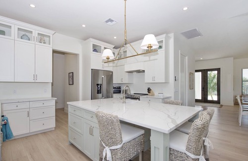Mid Island House | 🐚Private Pool + Great Outdoor Living Space-Brand New 5BR+Den Home-Funky Conch🐚
