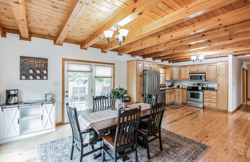 Port Royal Cabin | Private property + Hot tub + King bed + Game Room + Toy Room