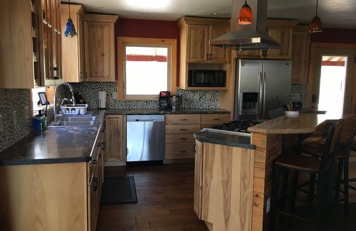 Howard House | Private River Retreat- Fly Fishing/Rafting/Relaxing 10 min. from downtown Salida