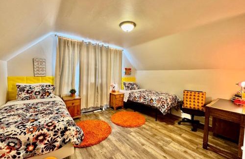 Rainier Valley House | Private room with two twin beds air conditioning and shared bathrooms located near SeaTac Airport and Downtown Seattle