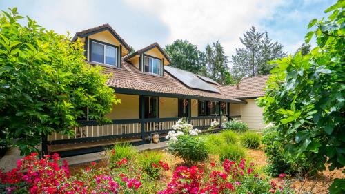 Cloverdale House | Private Rooms Garden Resort