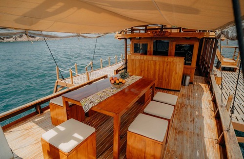 Labuan Bajo Boat Rental | Private Sailling Komodo Cruise Overnight Charter