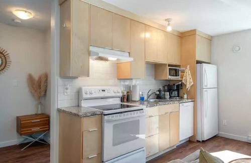 Campbell River House | Private Sauna, Hot tub cold plunge retreat steps away from Golf course.