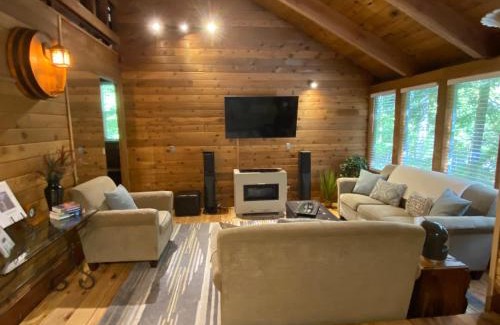 Enumclaw Ski Chalet | Private Secluded 3 BR Cabin near Mt Rainier, Sunrise & Crystal Mt Hiking
