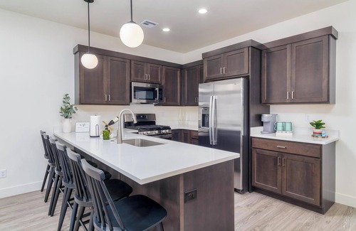 Hurricane House | Private Spa, Sleeps 26, 15 min to Zions