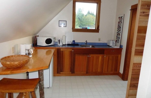 Otter Point Apartment | Private Spacious Loft Studio Close to Gordon’s Beach