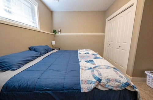 Grande Prairie House | Private Suite- 2 Beds | Full Kitchen | Free Wifi