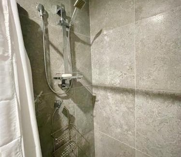 Cannonvale House | Private unit in Whitehaven Crescent