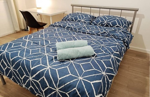 Oak Park House | Private Villa Near Train Station