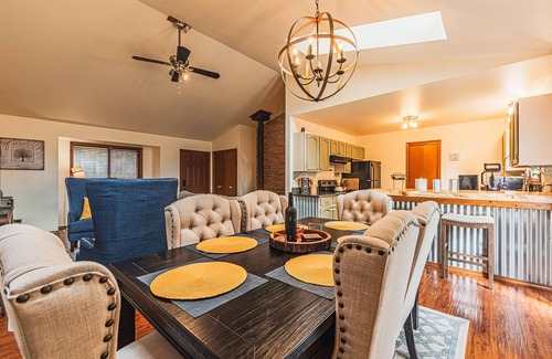 Woodland Park Cabin | Private Wi-Fi>HotTub>Fenced Yard>Cozy Retreat