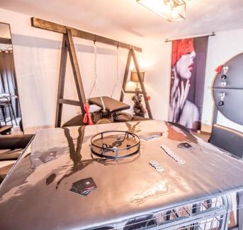 Walbourg Apartment | PRoJET KUROI - Love Room BDSM - Balançoire, Banc de fessée, Cage, Croix, Tantra
