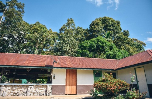 Lundu House | Providing mountain views, a shared lounge and barbecue facilities.