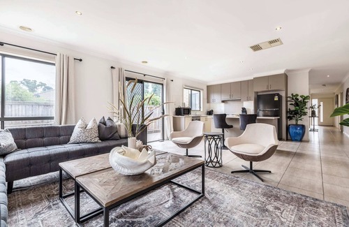 South Morang House | Provincial 4BR Family Retreat Near Train & Shops