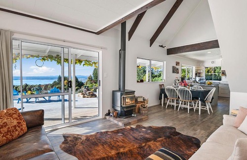 Mount Ruapehu Ski Area House | Pukawa Country Lodge - Pukawa Bay Holiday Home