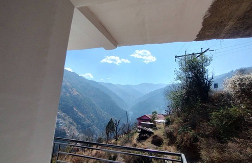 Kotgarh House | Quaint 4-bedroom house in Kumarsain with stunning mountain views