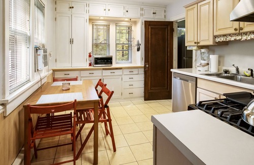 Mundelein House | Quaint Bungalow, near Great Lakes Naval Base