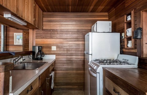 Douglas Cabin | Quaint Cabin Near Douglas Beach